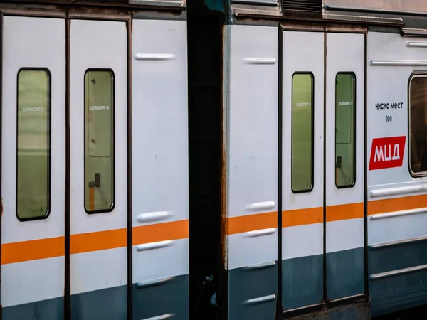 Moskau, russland - 8. februar 2020: der zug verlässt den bahnsteig des bahnhofs begowaja des moskauer mitteldurchmessers (mcd), der seit November 2019. das d1-logo zeigt eine orangefarbene linie. — Stockfoto
