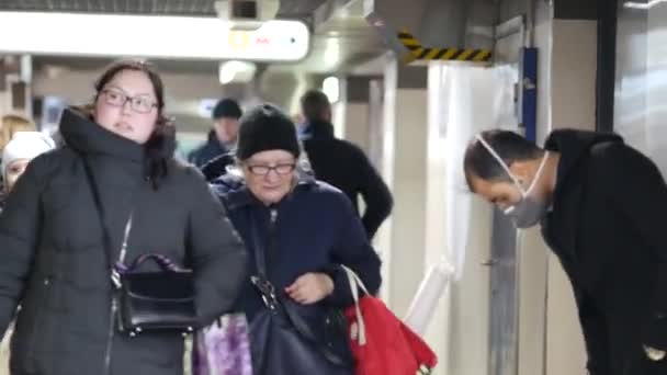 N95 sınıfı maskeli bir adam metro girişinde solunum cihazına bağlı. — Stok video