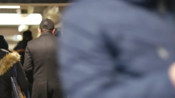 Homme avec masque respiratoire classe N95 en passage près de l'entrée du métro — Video
