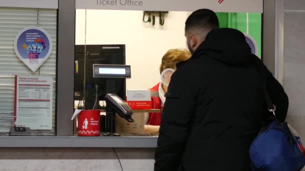 Il passeggero acquista un biglietto alla cassa della metropolitana di Mosca Metro — Video Stock