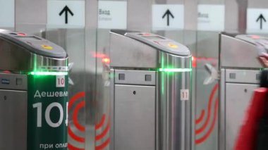Metrodaki bağlantısız bilet sistemi. Yolcular okuyuculara RFID kartları uygular