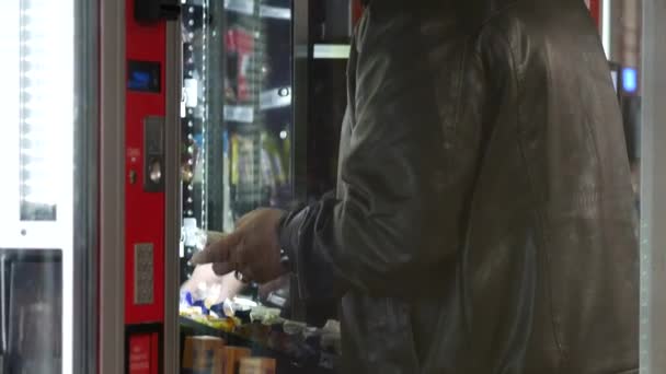 Operador de máquina de venda automática carrega produtos em slots para venda . — Vídeo de Stock