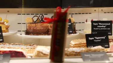 Pastalar ve pastalar alıcılar için hazırlandı. Raflarda büyük bir tatlı seçimi