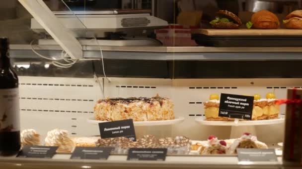 Vitrine de la cuisine et de la confiserie avec des étiquettes de prix. Gâteaux et pâtisseries — Video