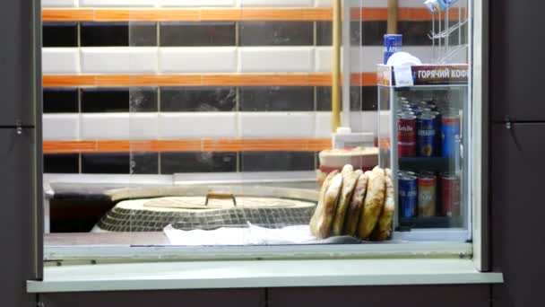 Vitrine en verre restaurant fast food avec tortillas, pitas et boissons en canettes — Video