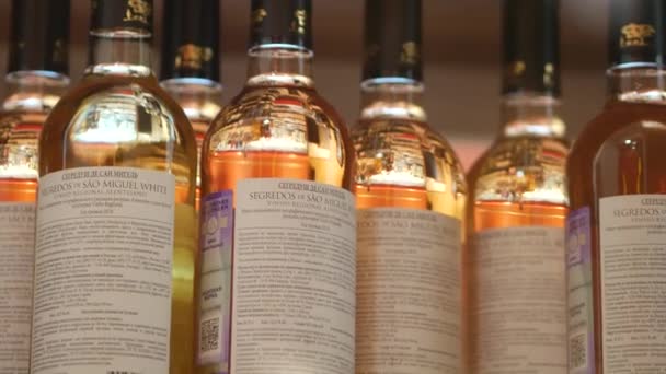 Бутылки импортного белого португальского вина на выставке Aromatniy Mir liquor store — стоковое видео