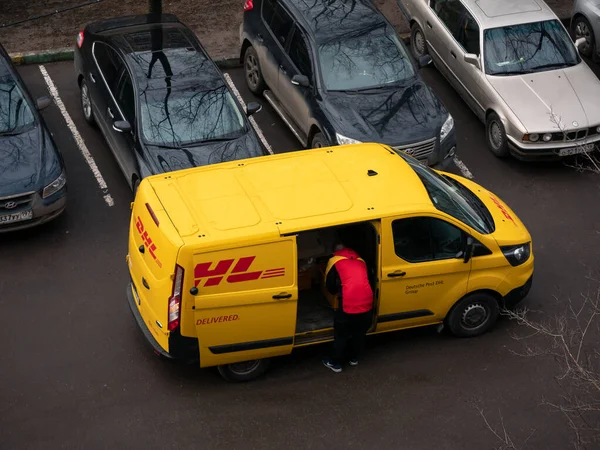 Moscú Rusia Marzo 2020 Dhl Deutsche Post Courier Yellow Red —  Fotos de Stock
