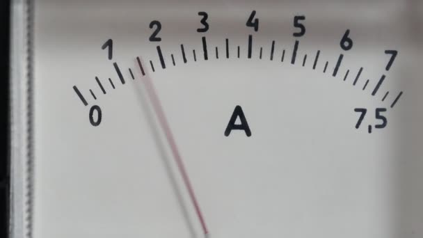 The arrow of the ammeter sharply deviates when voltage is turned on — Stock Video