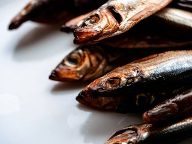 Soğuk füme salaka yemeye hazır. Tabakta yakın plan füme balık. Deniz balığı lezzetli ve sağlıklı bir doğal besin ürünüdür. Temel Omega-6 yağ asitlerinin ya da doymamış yağ asidinin zengin kaynağıdır.