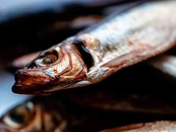 Холодна Копчена Саляка Готова Поїсти Копчена Риба Крупним Планом Тарілці — стокове фото