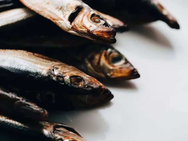 冷烟熏沙拉可以吃了 在盘子里的熏鱼特写 海鱼是一种美味健康的天然食品 富含欧米茄 6脂肪酸或多不饱和脂肪酸油 — 图库照片