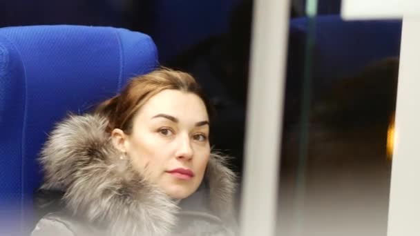 Sentada linda dama paseos en metro vagón de tren en Moscú y mira por la ventana — Vídeos de Stock