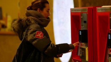 Genç bayan otomatikle bilet ödemeyi başaramadı. Başarısızlık