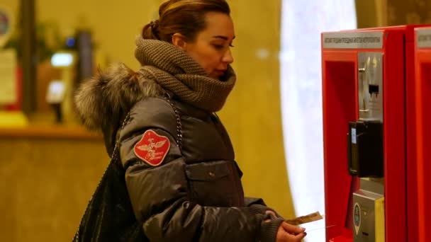Junge Frau versucht erfolglos Fahrkarte am Selbstbedienungsautomaten zu bezahlen. Misserfolg — Stockvideo