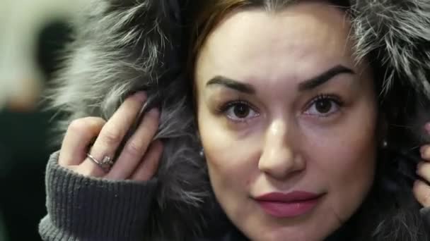 Fiatal csinos hölgy észreveszi nézi néző utazás közben mozgólépcsőn — Stock videók