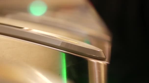 Les gens entrent dans le métro par une barrière électronique. Anneau avec NFC RFID 