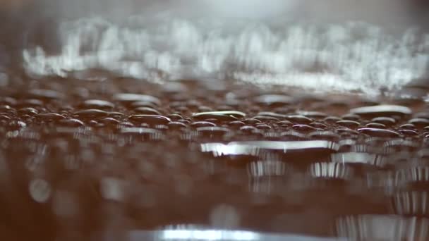 Gotas de chuva no telhado de um carro. Close-up de gotas à noite. Movimentos de foco — Vídeo de Stock