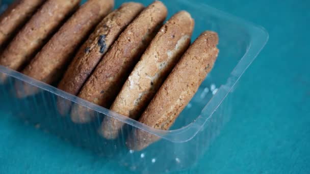 Havermoutkoekjes Liggen Doorzichtig Open Plastic Bakje Mannelijke Hand Neemt Zoete — Stockvideo