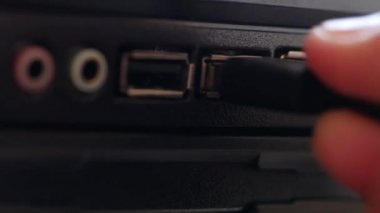 USB kablosu sokete yerleştiriliyor. Mikro konnektörlü siyah panel