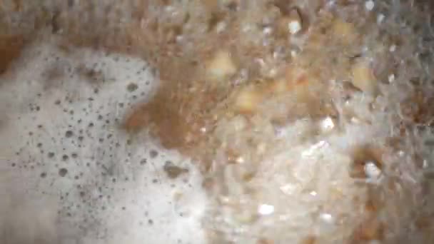 Primo piano di grano saraceno bollito in pentola. Cucinare il porridge di grano saraceno. Acqua bollente — Video Stock