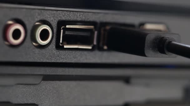 USB kabel je odstraněn ze zásuvky. Makro ručního odpojení černého kabelu — Stock video