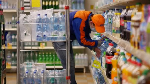 Uomo merce indossare maschera nel supermercato Silpo . — Video Stock