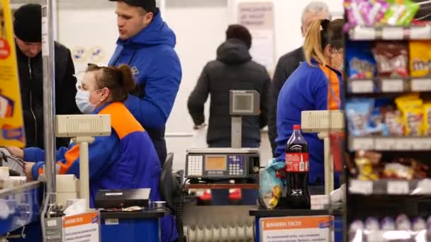 Mulher caixa usar máscara facial no supermercado Silpo . — Vídeo de Stock