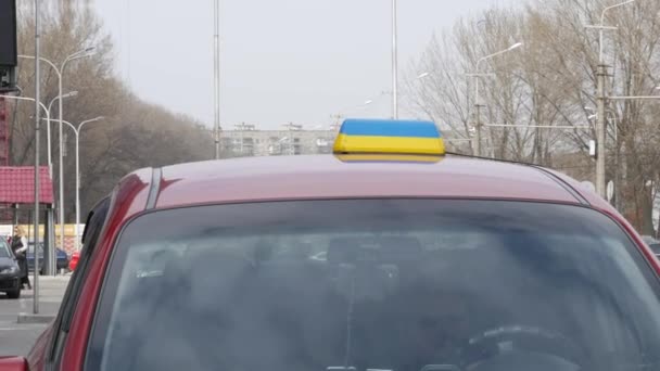 Taxi privado coche con signo amarillo-azul en colores de la bandera nacional está esperando — Vídeos de Stock
