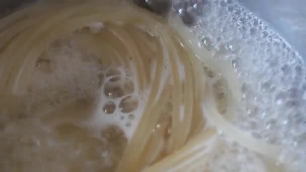 Pasta Espaguetis Una Sartén Metálica Con Agua Hirviendo Cocinar Pasta — Vídeo de stock