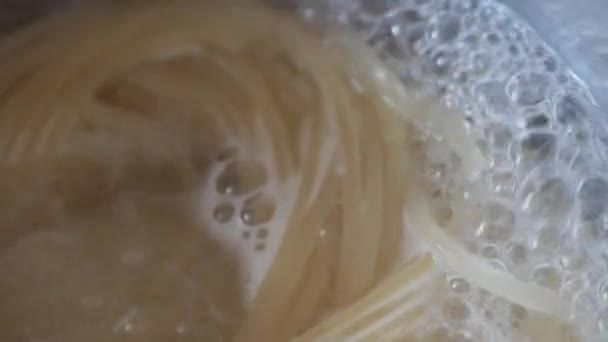 Pasta Espaguetis Una Sartén Metálica Con Agua Hirviendo Cocinar Pasta — Vídeos de Stock