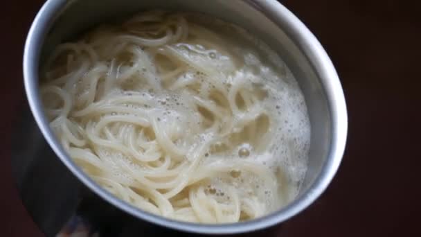 Makaron Spaghetti Metalowej Patelni Wrzącą Wodą Gotowanie Makaronu Bliska Cienkie — Wideo stockowe