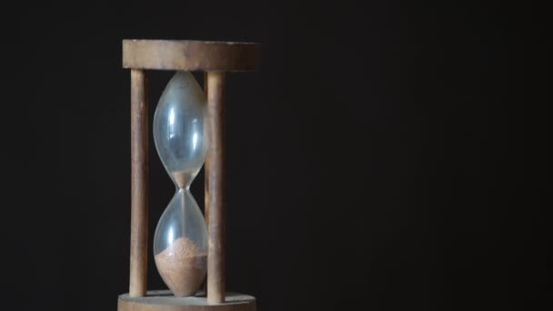 Hypnotisk kör vintage timglas på en brun mörk bakgrund. Nedräkningstimer — Stockvideo