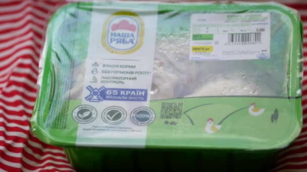Пластиковая упаковка куриного мяса производства Наши Рябы. Зеленый поднос — стоковое видео