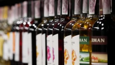 ATB mağazasının şarap bölümünde raflarda Inkerman brendi şişeleri var.