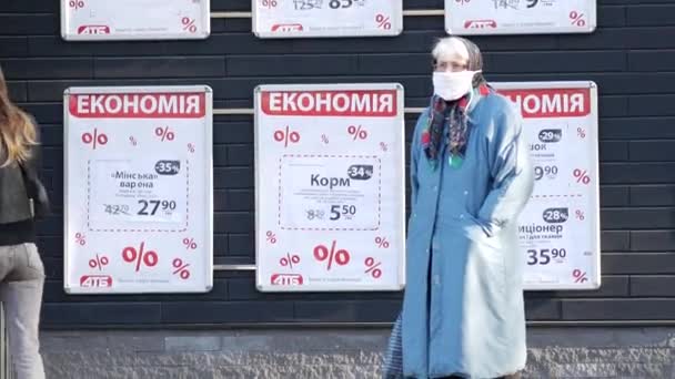 Arme ältere Frau mit Brille und Stofftasche trägt DIY-Gesichtsmaske — Stockvideo