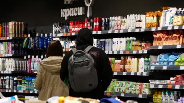 Kupující nosí obličejovou masku při nakupování v supermarketu ATB kvůli viru covid-19 — Stock video