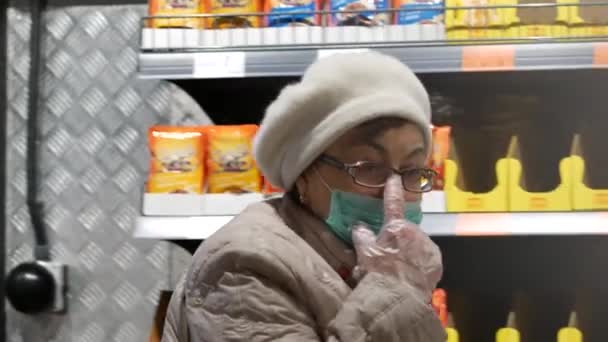 A vásárlók félnek covid-19 és viseljen arc maszk és eldobható kesztyű vásárlás közben — Stock videók