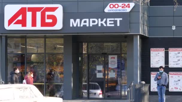 Kupující se bojí covid-19 a nosí masku na ulici před obchodem s potravinami — Stock video