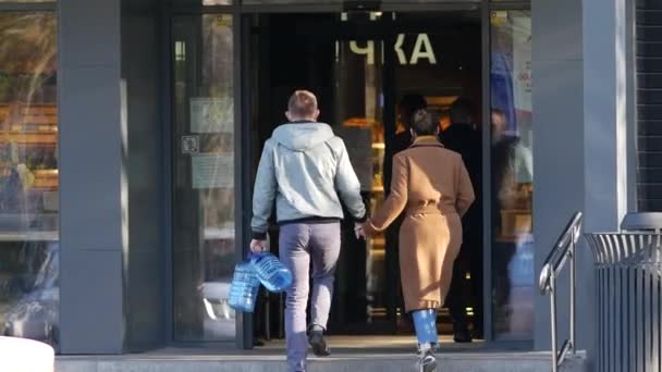 Käufer fürchten Covid-19 und tragen Gesichtsmaske auf Straße vor Lebensmittelgeschäft — Stockvideo