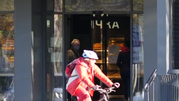 Kupující se bojí covid-19 a nosí respirátory nebo masku na ulici před obchodem — Stock video