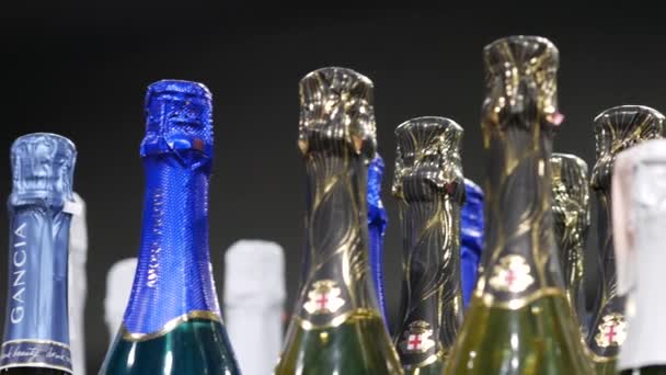 Различные шеи бутылок шампанского на полках отдела супермаркетов ATB . — стоковое видео