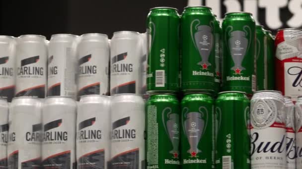 Półka działu supermarketów ATB z napojami alkoholowymi o niskiej zawartości alkoholu w metalowych puszkach — Wideo stockowe