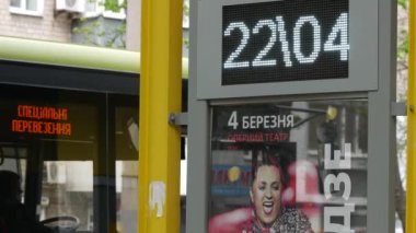 Şehir durağındaki servis otobüsü. Metinli elektronik görüntü - Özel taşıma
