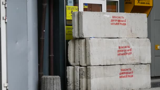 Betonové bloky leží v blízkosti zavřených dveří obchodu nebo kanceláře. Červený nápis — Stock video