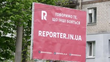 Haber ajansı habercisinin reklam panosu. In. Ukrayna 'da metin sloganı