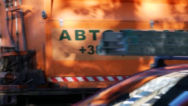 Werknemers voeren kleine reparaties aan bestrating door het spuiten van asfalt chips in putten — Stockvideo