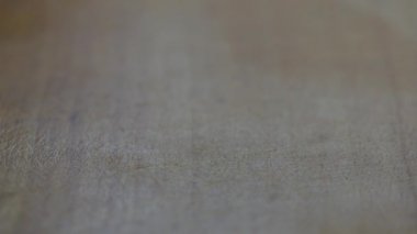 Kullanılmış çay poşeti sıcak içecek hazırlığından sonra ahşap bir masa yüzeyine konur.