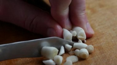 Bir demet taze yeşil sarımsak küçük daireler halinde kesilir.