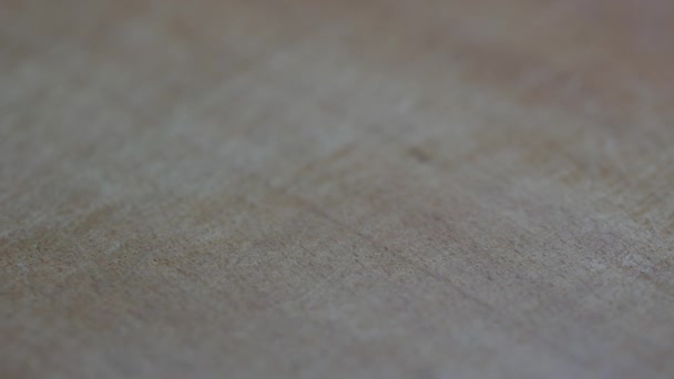 Sac de thé utilisé est placé sur une surface de table en bois après préparation de boissons chaudes 