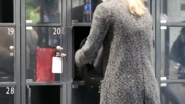 Genç bayan ATB süpermarketinin deposundan bir şeyler alıyor. Şeffaf hücreler